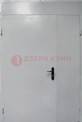 Белая металлическая тамбурная дверь ДТМ-5 в Серпухове