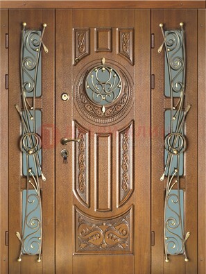 Коричневая уличная дверь с виноритом и ковкой ДВТ-184 в Красноармейске
