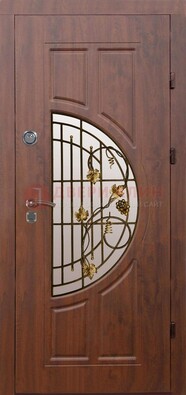 Стальная коричневая дверь с виноритом и ковкой ДВТ-82 в Красноармейске