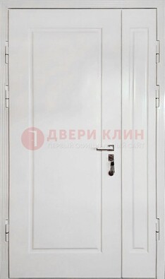 Полуторная металлическая дверь с МДФ в белом цвете ПЛ-24 в Красноармейске
