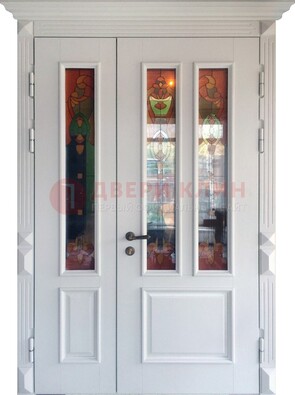 Белая полуторная металлическая дверь с витражом ВЖ-12 в Красноармейске