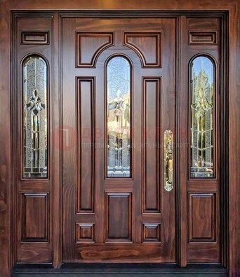 Железная классическая дверь с массивом дуба и витражом ВЖ-18 в Красноармейске