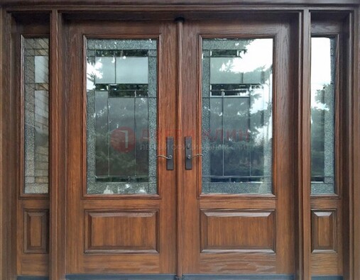 Распашная стальная дверь с массивом с витражом и фрамугами ВЖ-21 в Красноармейске