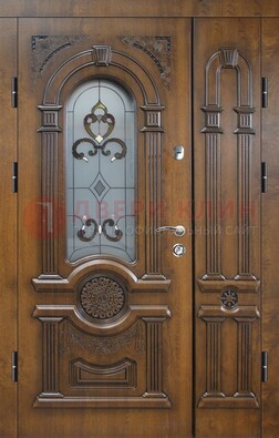 Коричневая двухстворчатая железная дверь с МДФ и витражом ВЖ-32 в Красноармейске