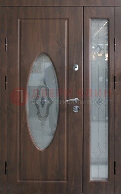Коричневая двухстворчатая железная дверь с МДФ и витражом ВЖ-33 в Красноармейске